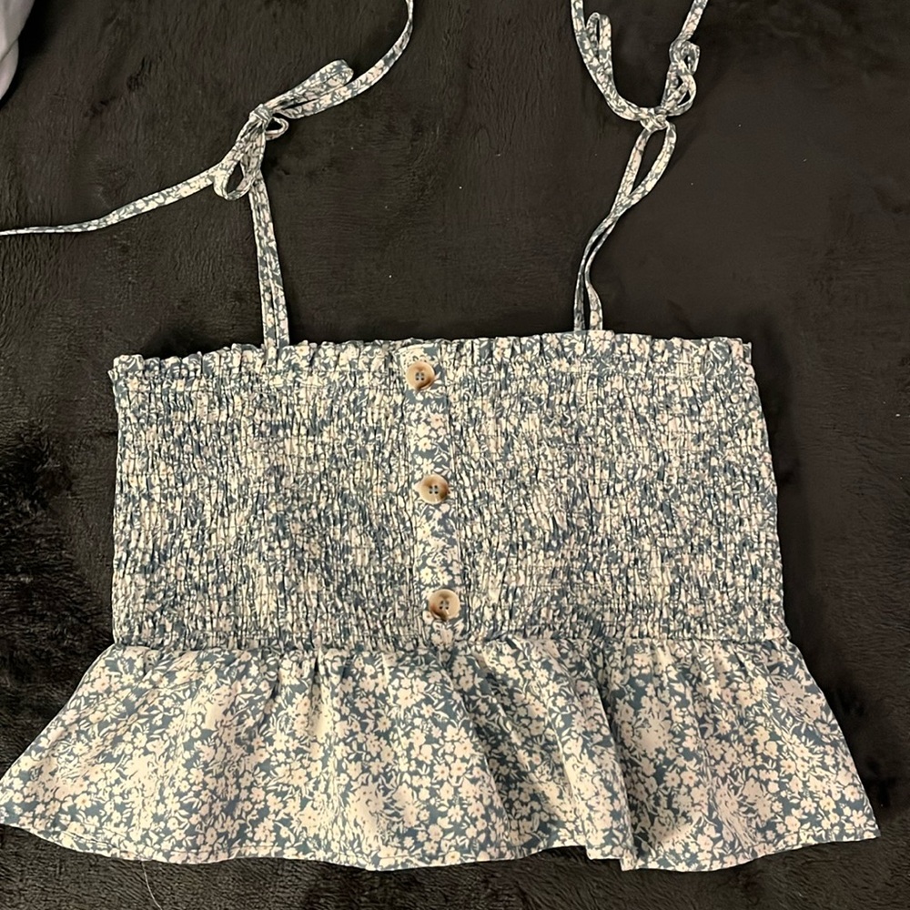 Cute blue top w white flowers and tie straps.